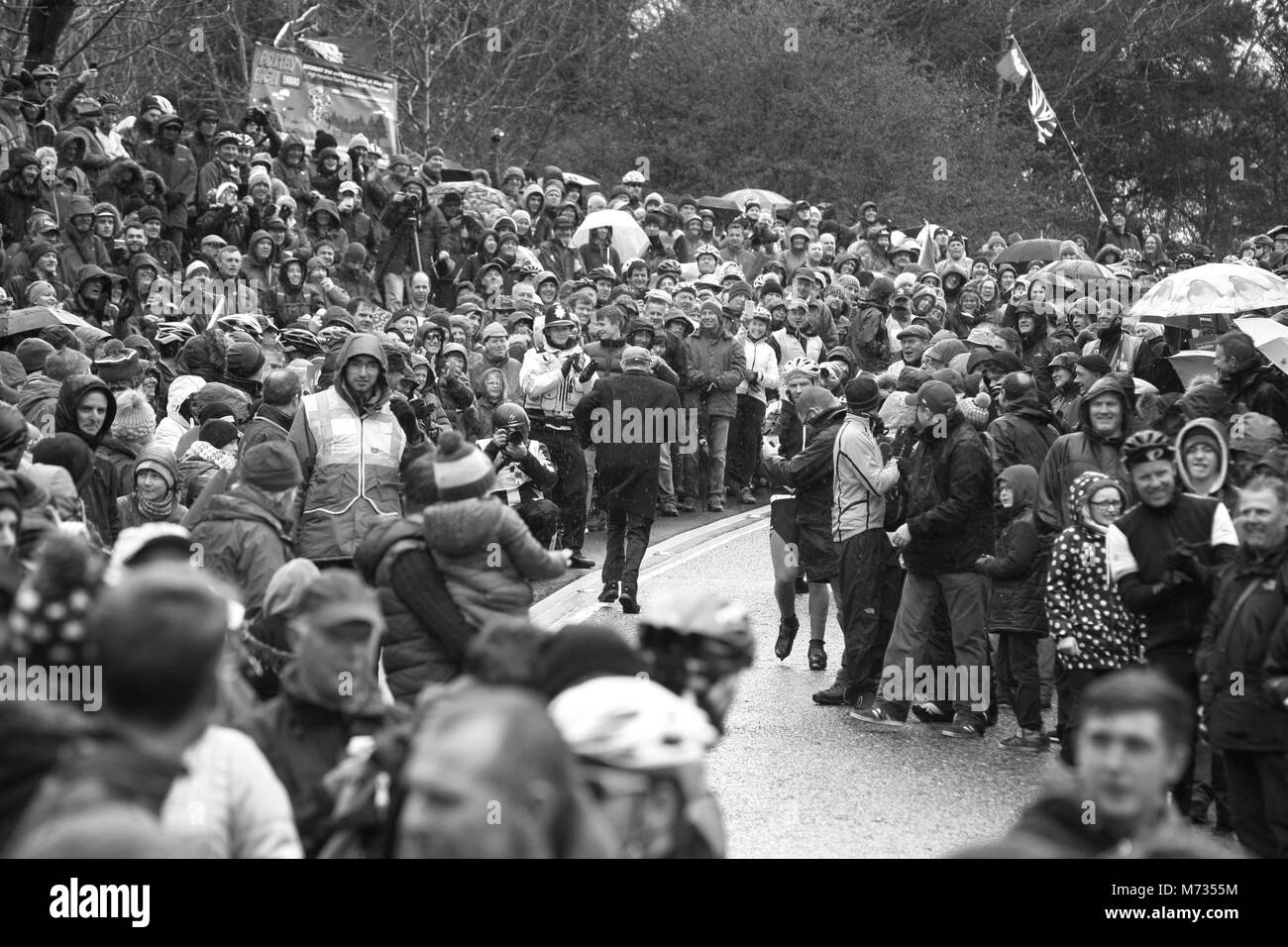 Tour de Yorkshire 2016 un spectateur dans télévision cap chaussures et manteau fonctionne jusqu'Sutton Bank pour le plus grand plaisir de l'specatator attendent le tour de yorkshire. Sutton Bank, Yorkshire du Nord. Banque D'Images