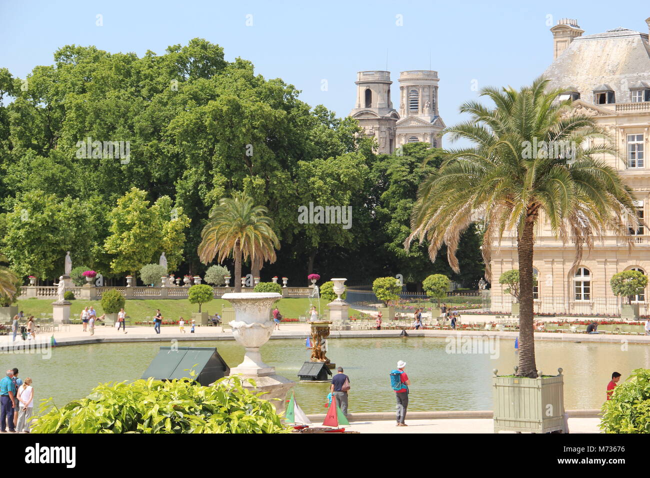 Jardins parisiens le plaisir de se promener un jour de semaine à Paris Banque D'Images