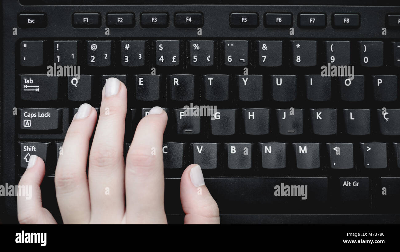 Positionnement de la main sur le clavier d'un gamer. Les doigts sur le w,  a, s, d touches. Clavier noir. Les touches du clavier utilisées pour aller  de l'avant, gauche, bas et