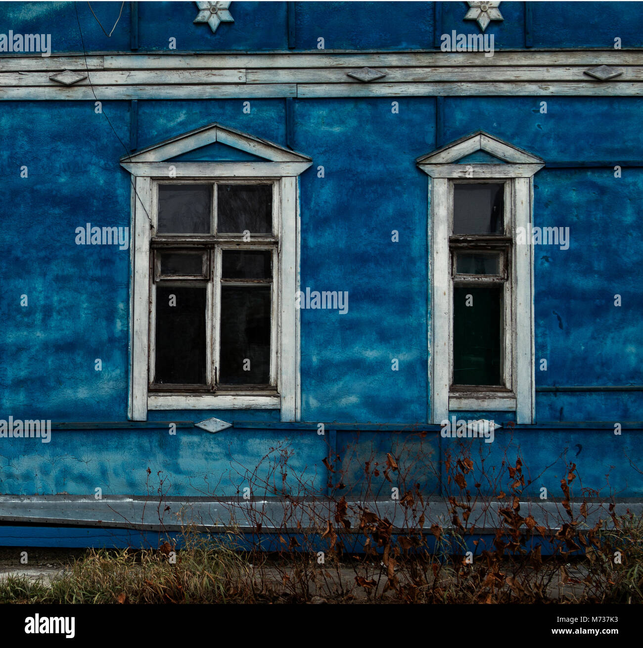 Vieille maison bleue. Fenêtres anciennes. Grunge chambre. Vieille maison de bois. Banque D'Images