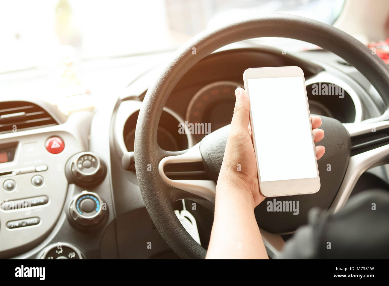 L'utilisation de l'homme et à la recherche sur téléphone écran vide de mobilephone, concept comme à la manière de street à cause d'embouteillage, travaillant en voiture, appel et wiresl vdo Banque D'Images