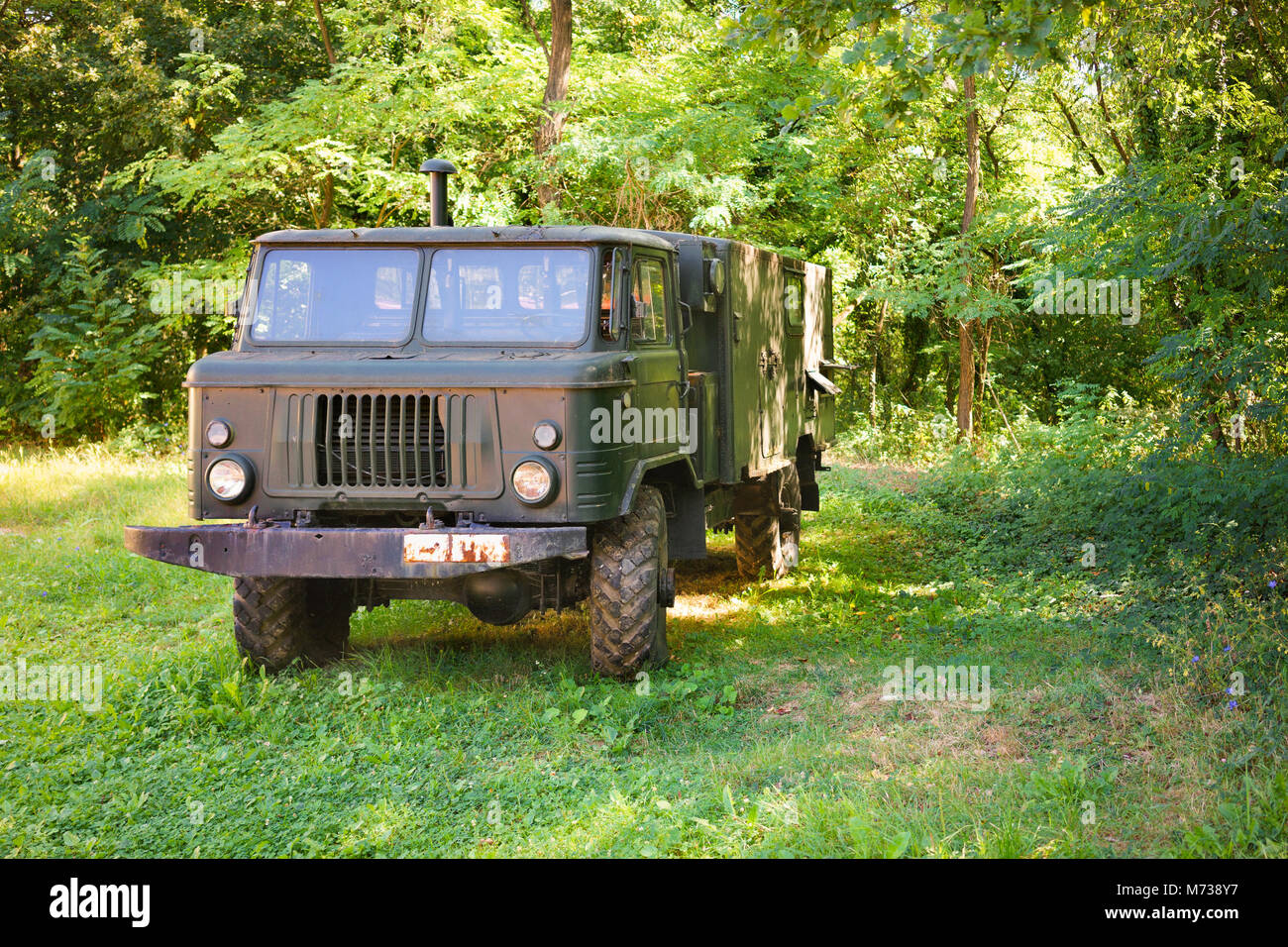 Vieux camion militaire soviétique GAZ-66 dans un parc naturel Banque D'Images