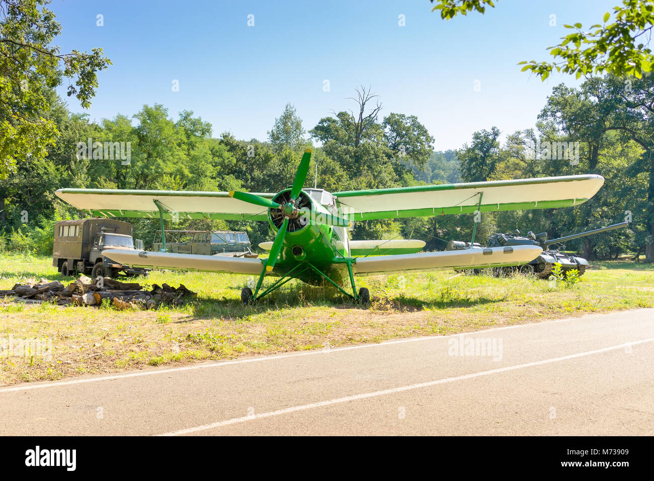 Avion Antonov An-2 historique de la Russie près des machines militaires dans un parc à Brasov, Roumanie Banque D'Images