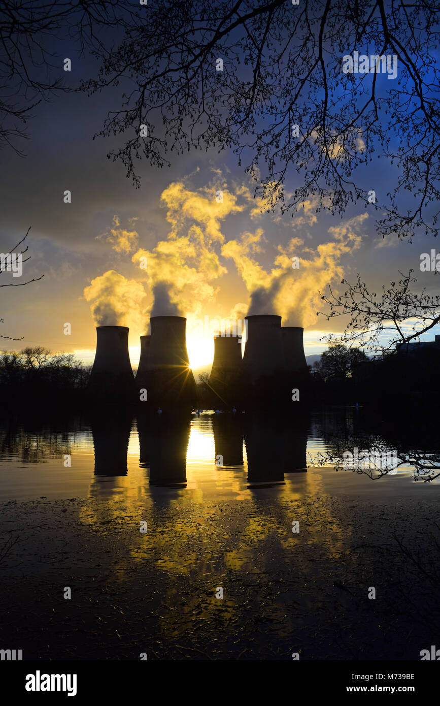 By drax power station reflète dans l'étang au coucher du soleil france Banque D'Images