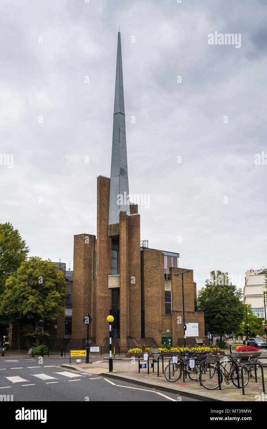 Église Saint-sauveur a été construit entre 1973 et 1976 pour remplacer une ancienne église sur le site. Paddington, London, UK. Banque D'Images