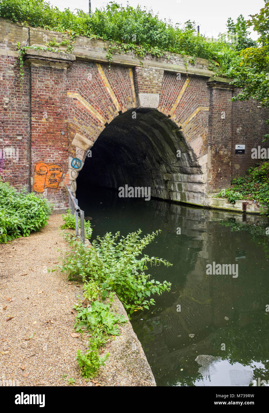 Portail de l'ouest du 878 mètres de tunnel Islington (1818) en vertu de Pentonville Hill, sur Regent's Canal, Islingon, Londres, Royaume-Uni. Banque D'Images