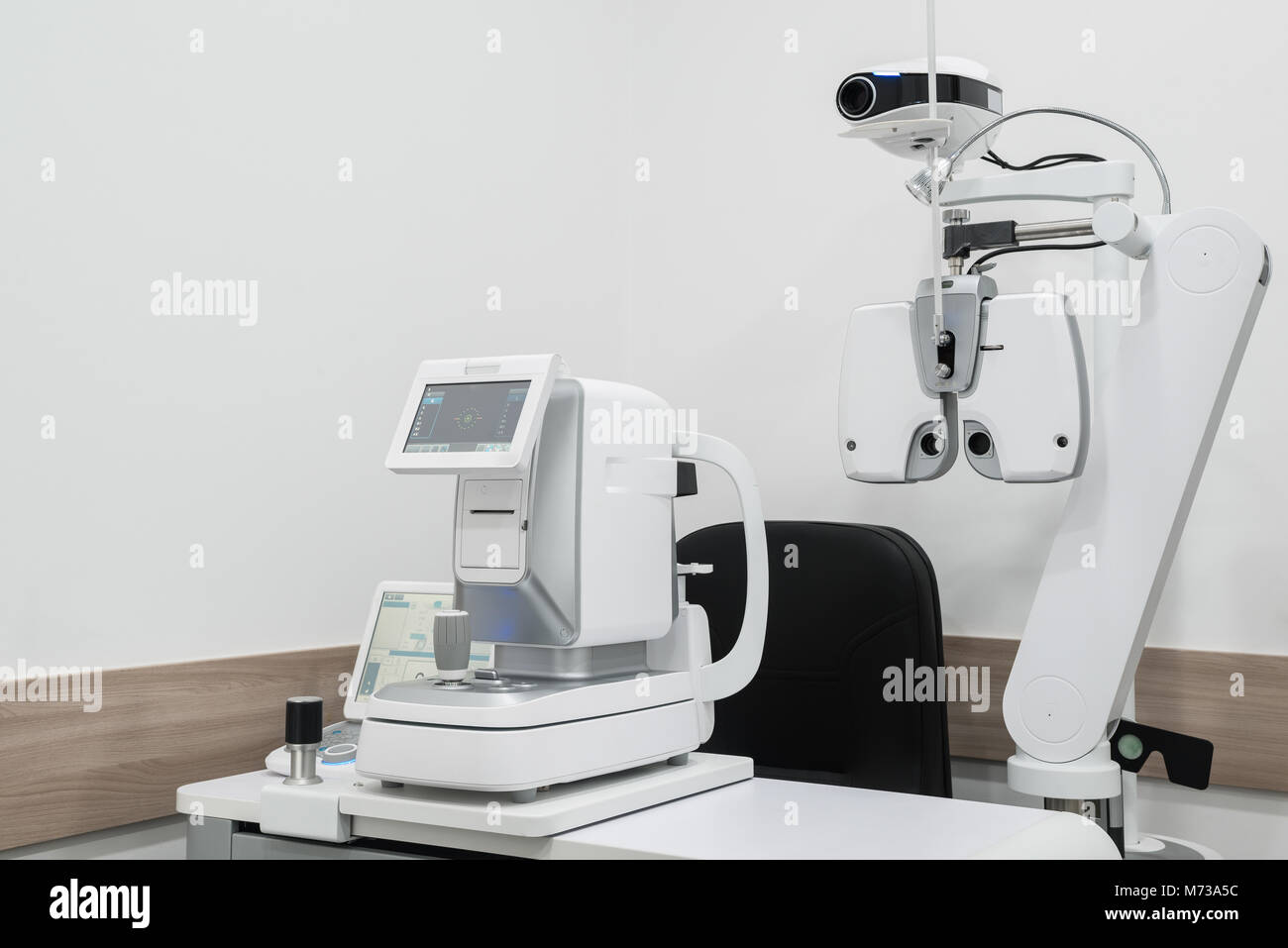 L'équipement de diagnostic ophtalmologique. équipement médical moderne dans eye hospital medicine concept. Banque D'Images