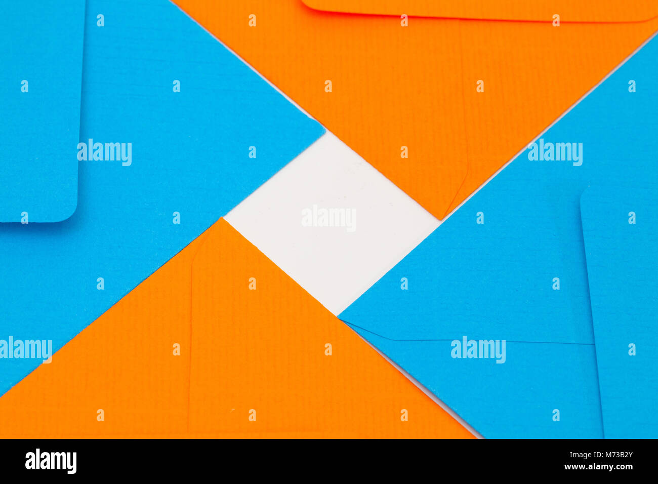 Motif dans des enveloppes bleu et orange sur le tableau blanc Banque D'Images