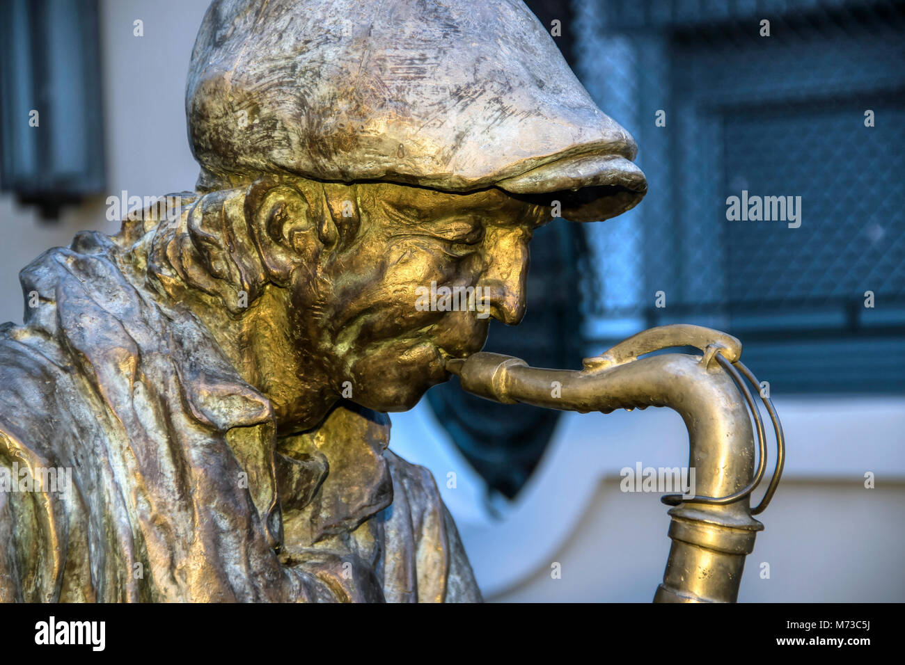Subotica, en Voïvodine, Serbie - sculpture en bronze d'un homme à jouer du saxophone Banque D'Images