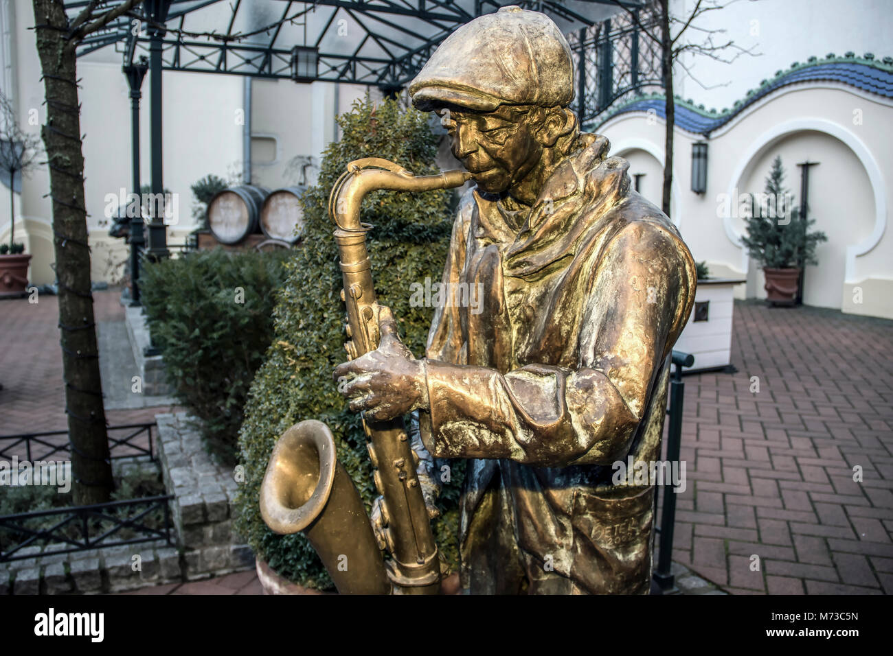 Subotica, en Voïvodine, Serbie - sculpture en bronze d'un homme à jouer du saxophone Banque D'Images