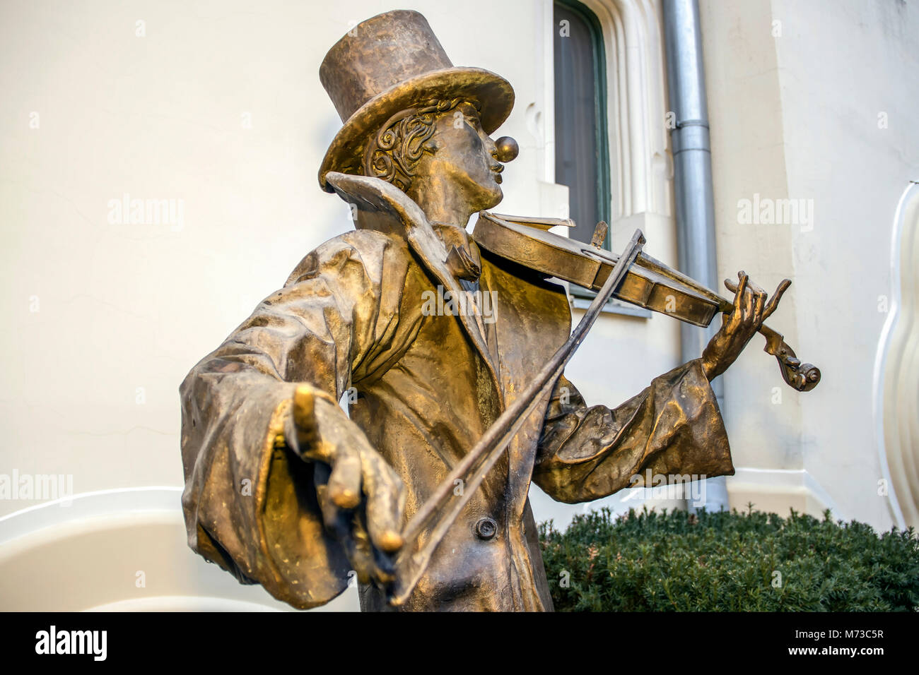 Subotica, en Voïvodine, Serbie - sculpture en bronze d'un homme au violon Banque D'Images