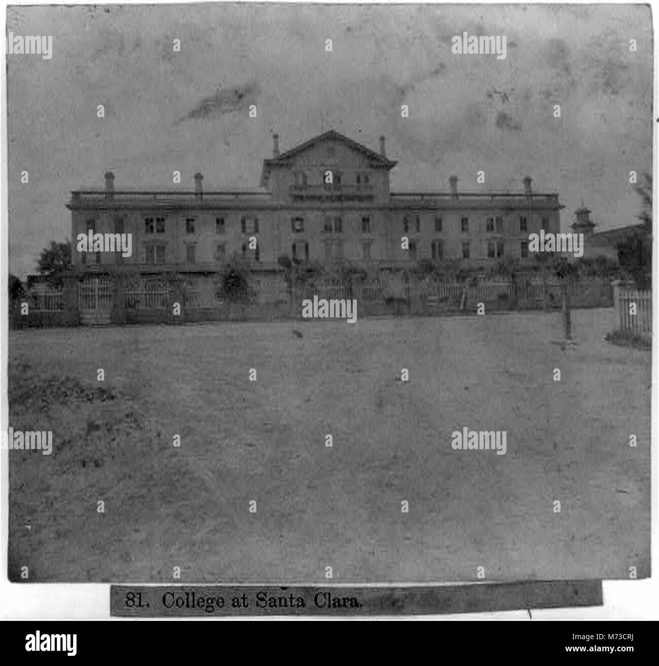 Cette photographie montre le collège de Santa Clara, capturant l'architecture et l'aménagement du campus de l'établissement d'enseignement de Santa Clara, en Californie. Banque D'Images