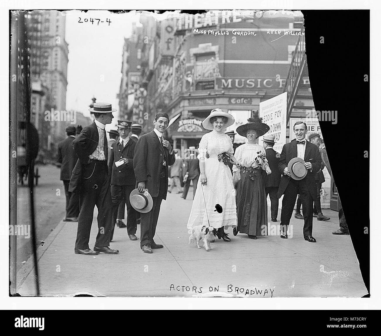 Une photographie montrant l'actrice de Broadway Miss Phyllis Gordon, capturant un moment d'elle sur scène ou en costume, soulignant son rôle dans le théâtre. Banque D'Images