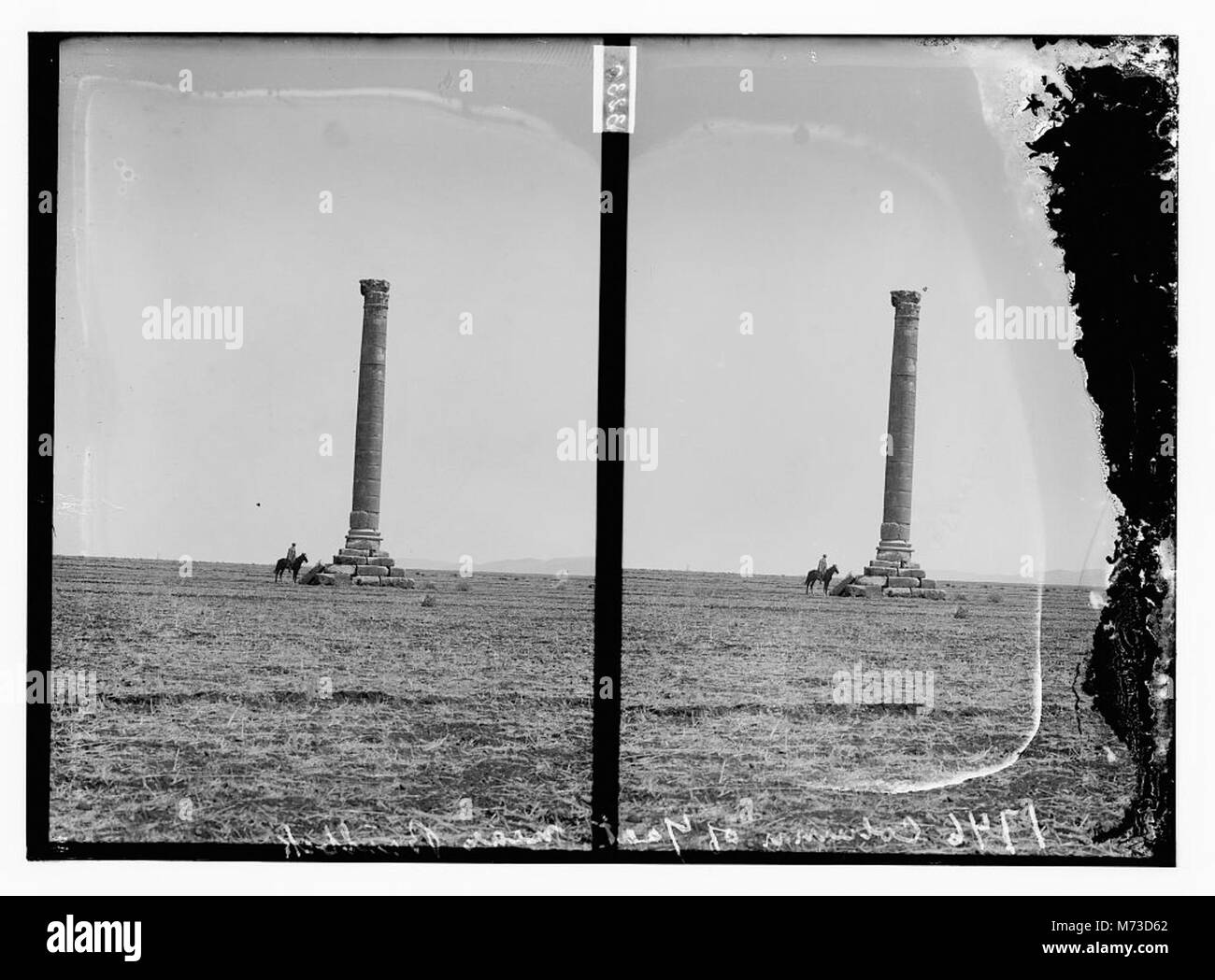 Photographie de la colonne de Yaat, une ancienne structure près de Baalbek, Liban, montrant son importance historique et architecturale. Banque D'Images