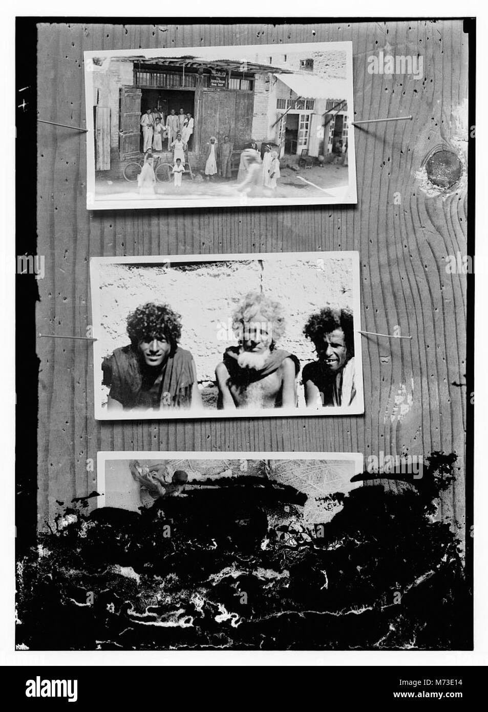 Copie de photographies montrant- personnes en face de la librairie de la Mission américaine (en haut) ; trois hommes (centre) ; photographie endommagés (bas) LOC.10492 matpc Banque D'Images