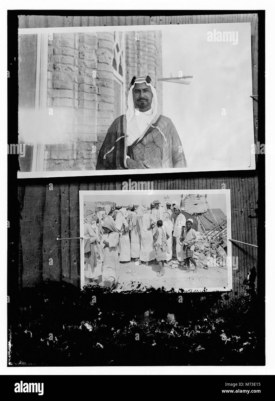 Copie de photographies montrant- portrait d'homme arabe (en haut) ; et le groupe des Etats Arabes, hommes, femmes et enfants se sont réunis autour d'un homme portant un casque colonial (bas) LOC.10496 matpc Banque D'Images