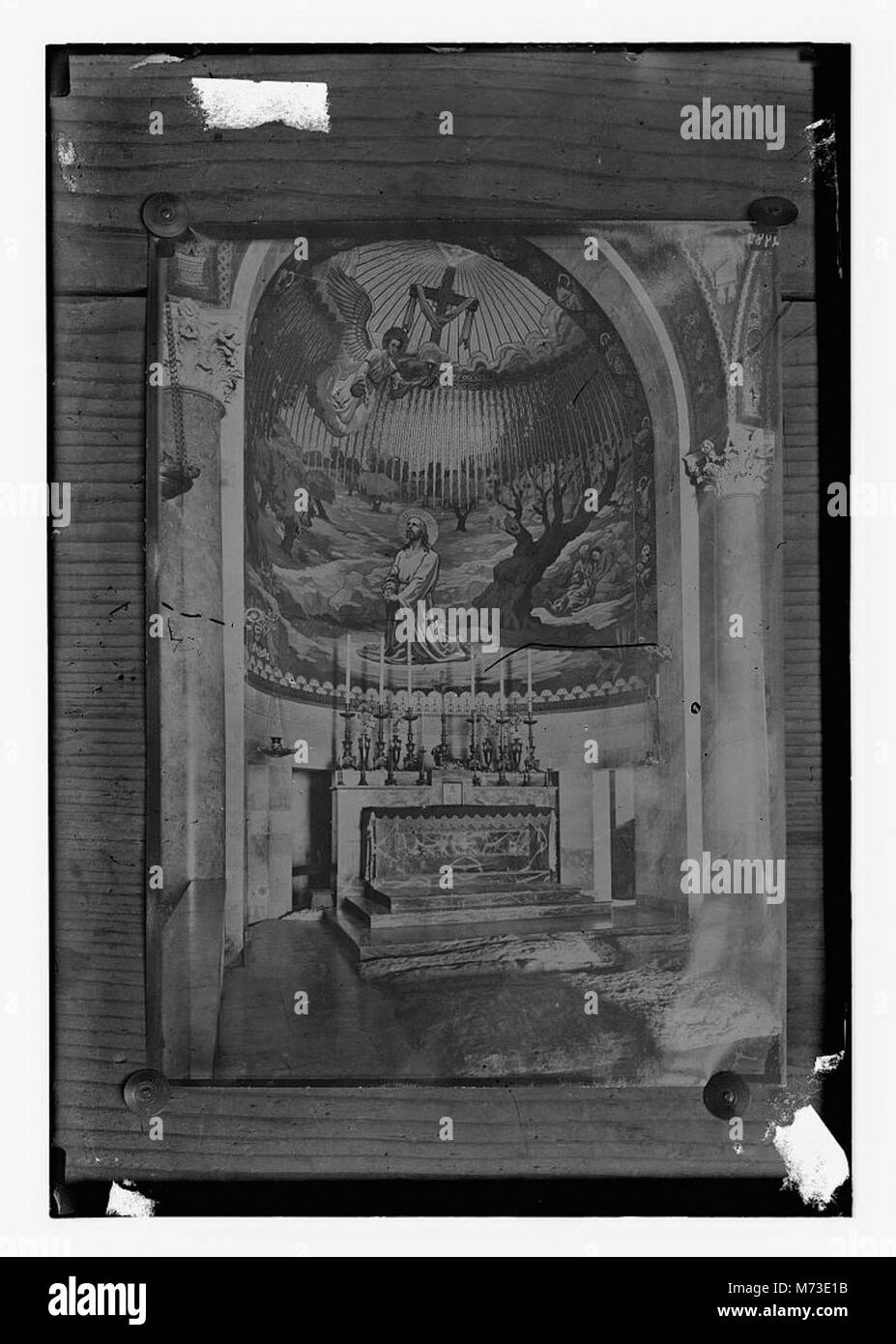 Cette photographie montre l'autel sur le Rocher de l'agonie dans la basilique de Gethsémani, Jérusalem. Le site est important pour son importance religieuse, commémorant les derniers moments de Jésus-Christ avant sa crucifixion. Banque D'Images
