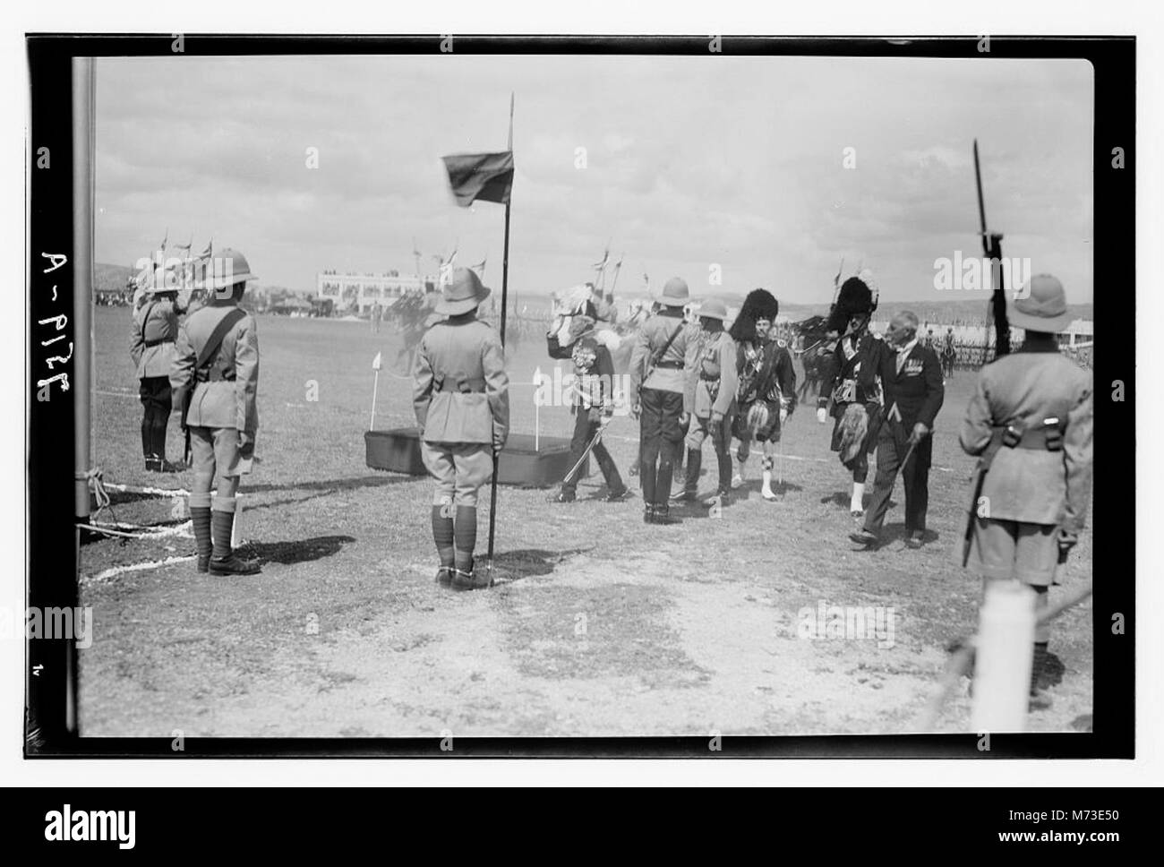 Une scène du couronnement du roi George VI, avec un défilé militaire dans le cadre des cérémonies célébrant son ascension au trône britannique. Banque D'Images
