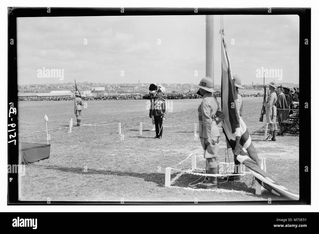 Un défilé militaire marquant le couronnement du roi George VI, capturant la grandeur de l'événement. Le cortège comprend des soldats, des regalia et des démonstrations de la force militaire britannique, symbolisant le début formel du règne de George VI sur le Royaume-Uni. Banque D'Images