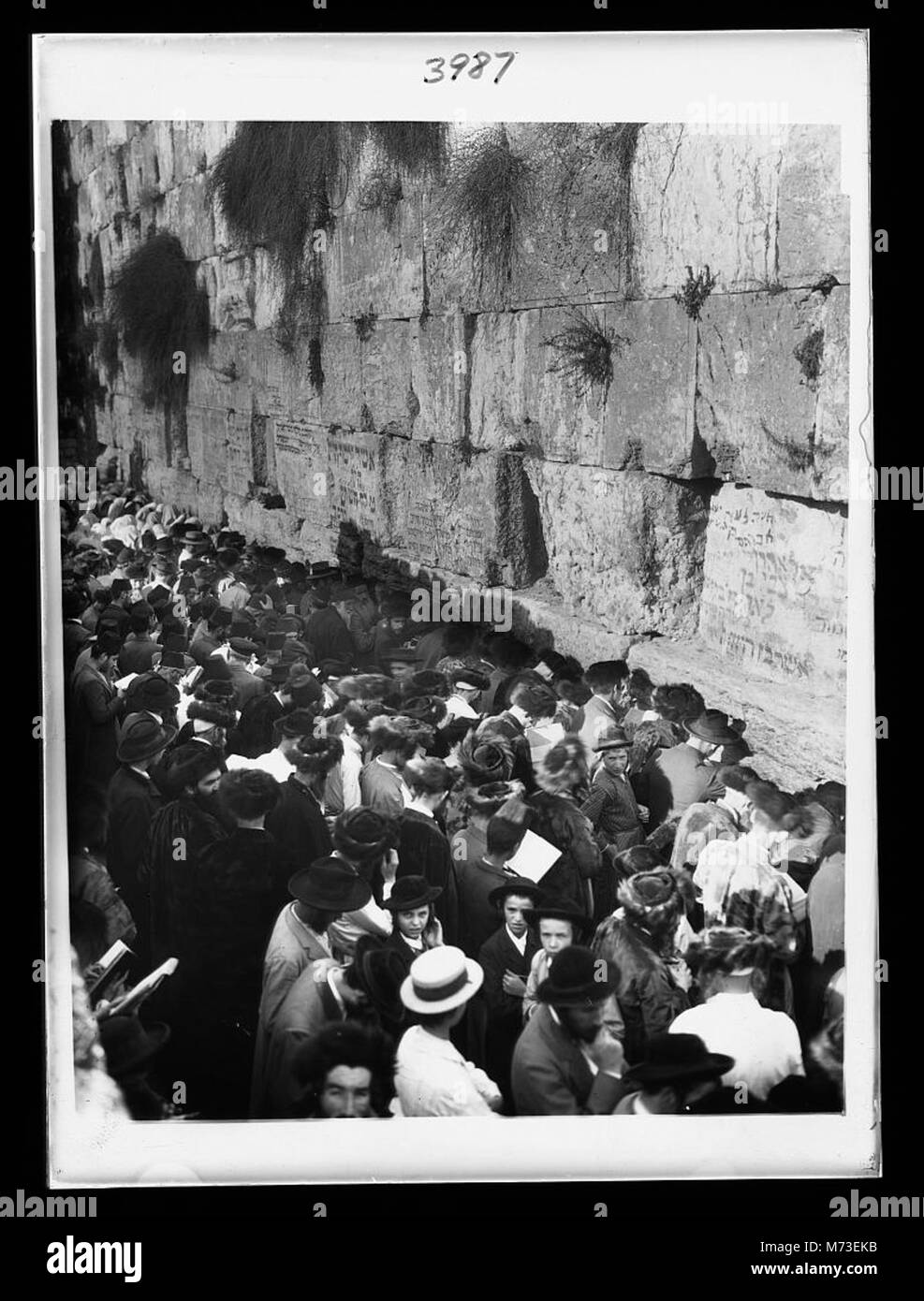 Une photographie de grandes foules rassemblées au mur occidental à Jérusalem pendant Yom Kippour, la Journée des Expiations juives, une observance religieuse importante. L'image capture l'intensité spirituelle de l'événement. Banque D'Images