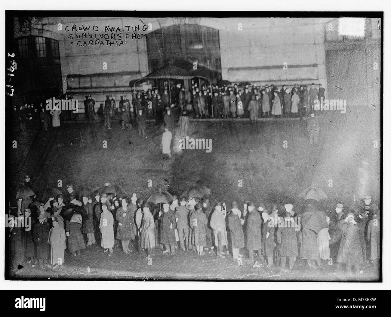 Une photographie historique montrant une foule de personnes attendant avec impatience les survivants du RMS Carpathia, qui a sauvé les passagers de la catastrophe du Titanic en 1912. Banque D'Images