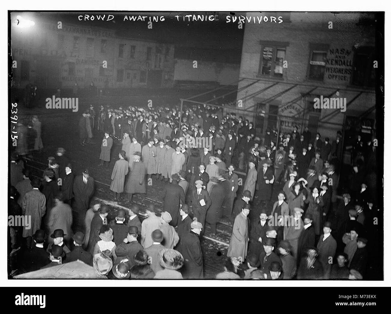 Une photographie capturant une foule rassemblée pour attendre les survivants de la catastrophe du RMS Titanic. L'image montre l'atmosphère émotionnelle alors que les gens attendent des nouvelles des survivants à la suite de la tragédie. Banque D'Images
