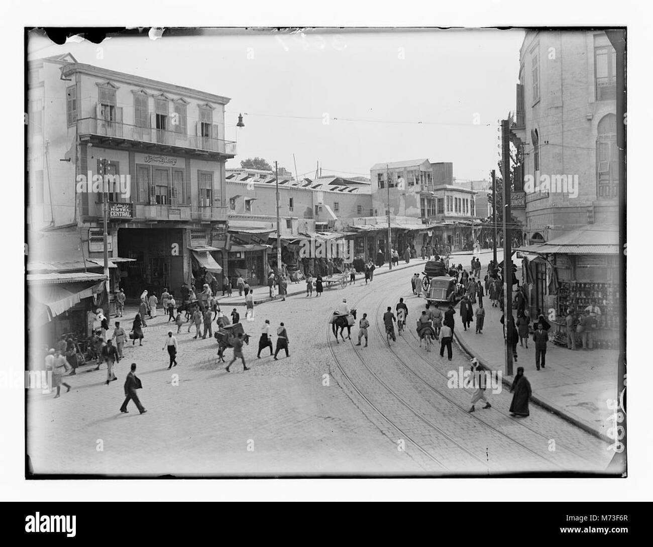Une vue de Damas, montrant El Meidan et la rue 'Panhandle', représentant les zones historiques et culturelles de la ville en Syrie, mettant en évidence l'architecture urbaine et la vie de rue au début du XXe siècle. Banque D'Images