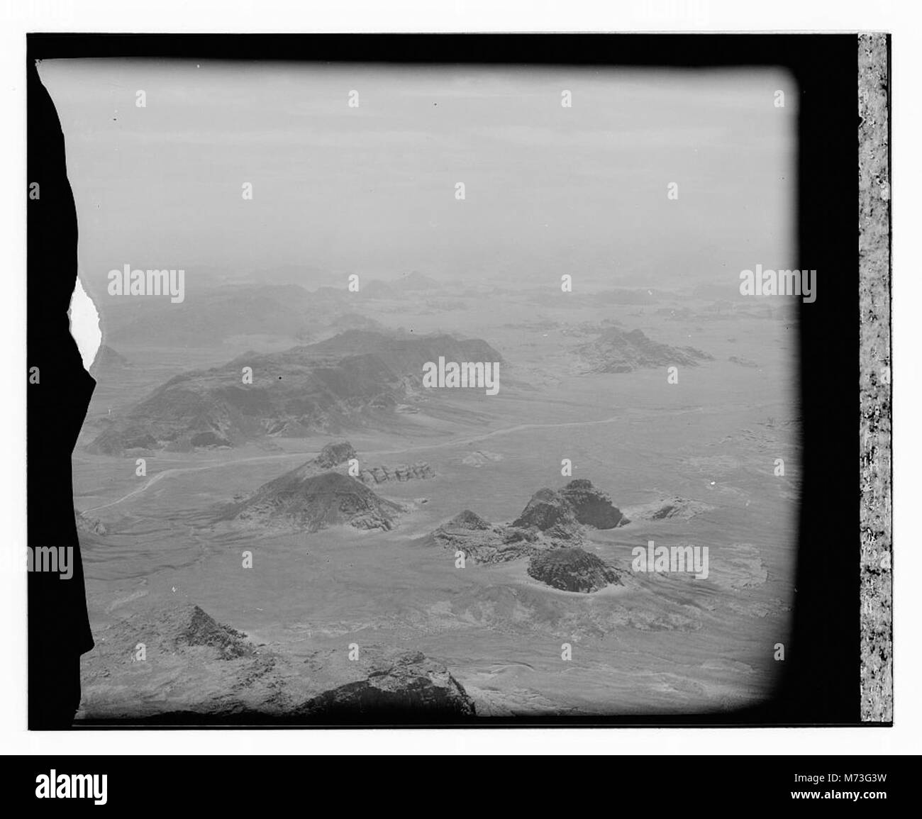 Une photographie aérienne montrant la mer de Galilée, Jérusalem, le Jourdain et Amman, capturant la relation géographique entre ces lieux importants. Banque D'Images