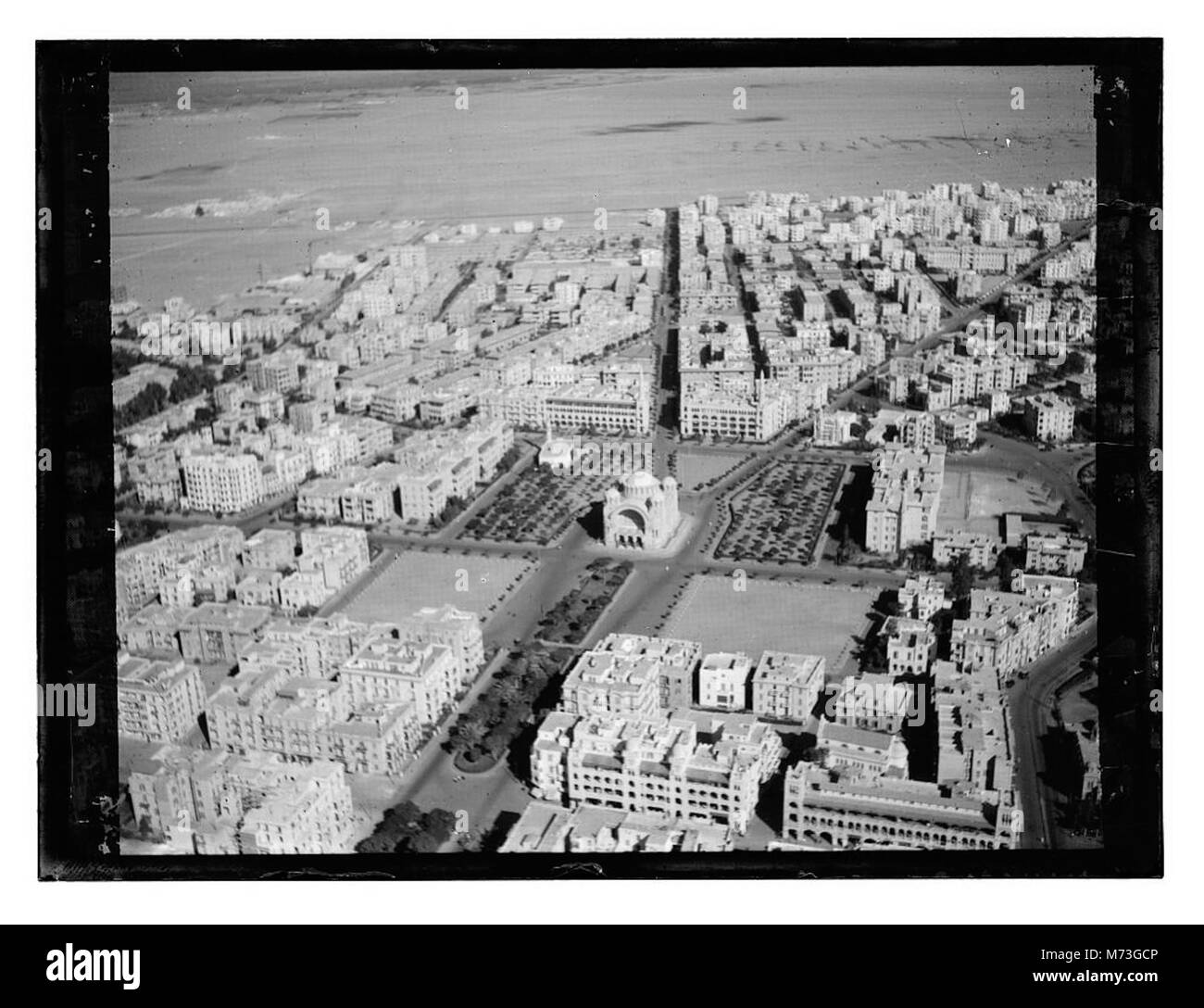 Cette photographie aérienne capture une ville en Afrique, montrant son aménagement et son développement urbain vu d'en haut. L'image offre une perspective unique sur l'architecture et l'infrastructure de la ville. Banque D'Images