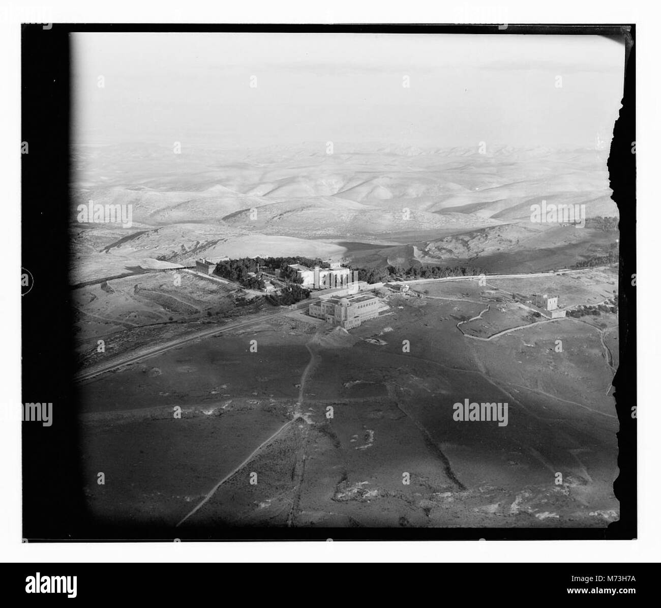 Une photographie aérienne montrant le campus de l'Université hébraïque sur Mt. Scopus, Jérusalem, mettant en valeur son plan architectural et ses environs pittoresques. Banque D'Images