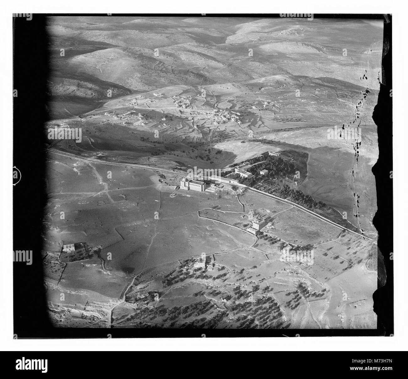 Photographie aérienne du campus de l'Université hébraïque situé sur le mont. Scopus à Jérusalem, présentant les bâtiments universitaires et le paysage environnant. Banque D'Images