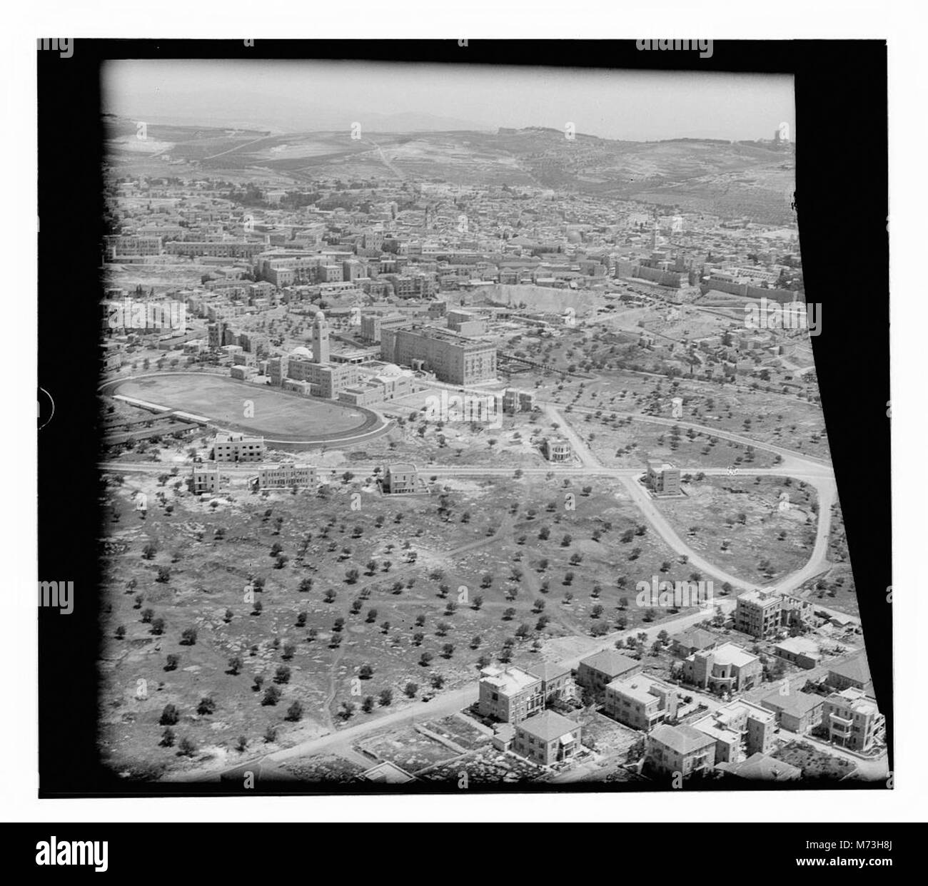 Cette photographie aérienne capture une vue du sud-ouest de Jérusalem, offrant une perspective unique du paysage, des monuments et de l'architecture historique de la ville. Banque D'Images