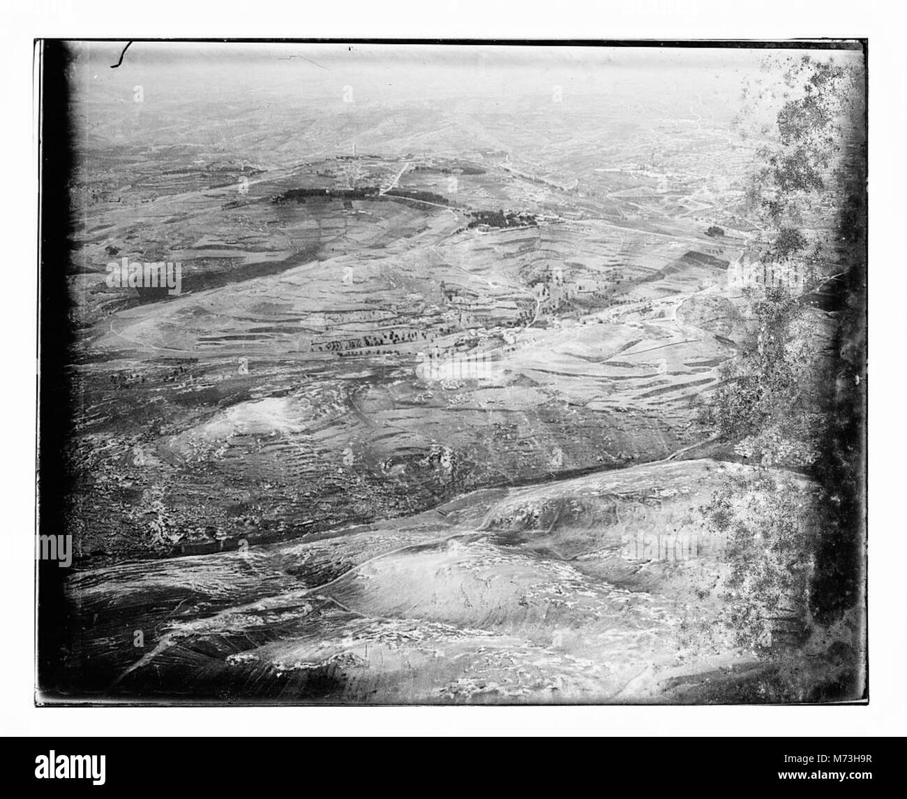 Une photographie aérienne montrant un vaste paysage, capturant une vue large de la terre d'en haut. Banque D'Images