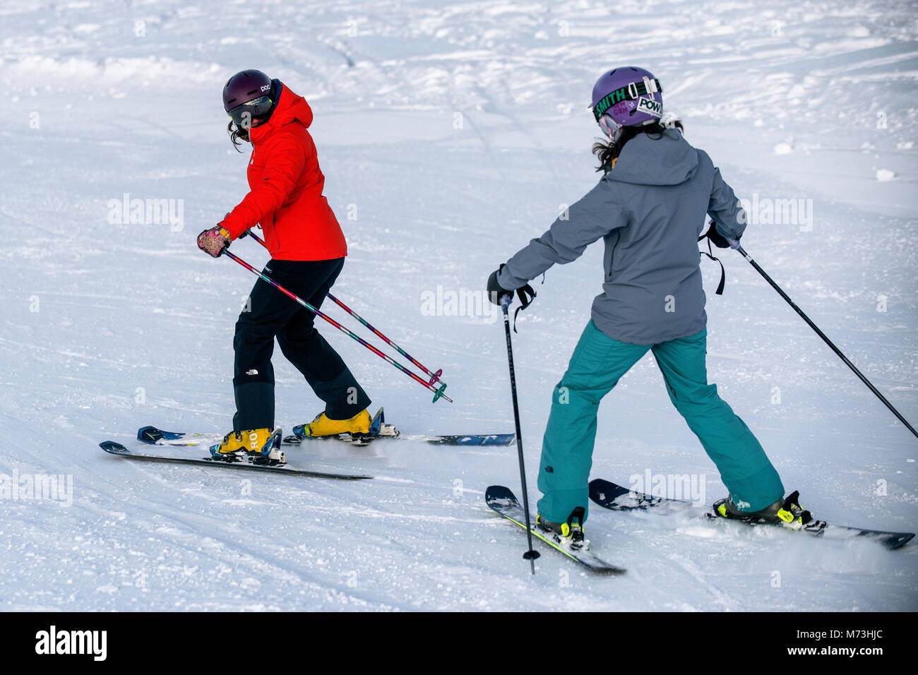 Un moniteur de ski femme enseigne une femme dans la station alpine de Courchevel. Banque D'Images