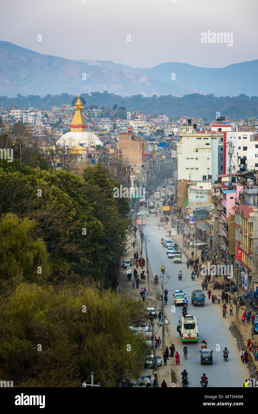 Katmandou, Népal - CIRCA MARS 2018 : Boudhanath road et stupa Boudhanath comme vu d'un point de vue. Banque D'Images