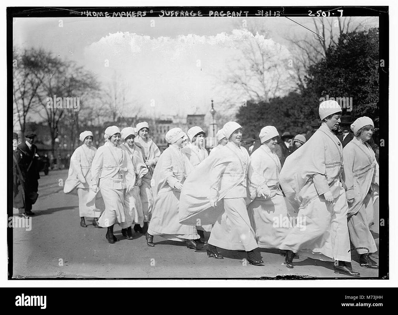Une photographie du défilé pour le suffrage féminin mettant en vedette le groupe « Home Makers ». L'image capture les marcheurs qui militent pour le droit de vote des femmes, un événement important dans le mouvement pour le suffrage. Banque D'Images