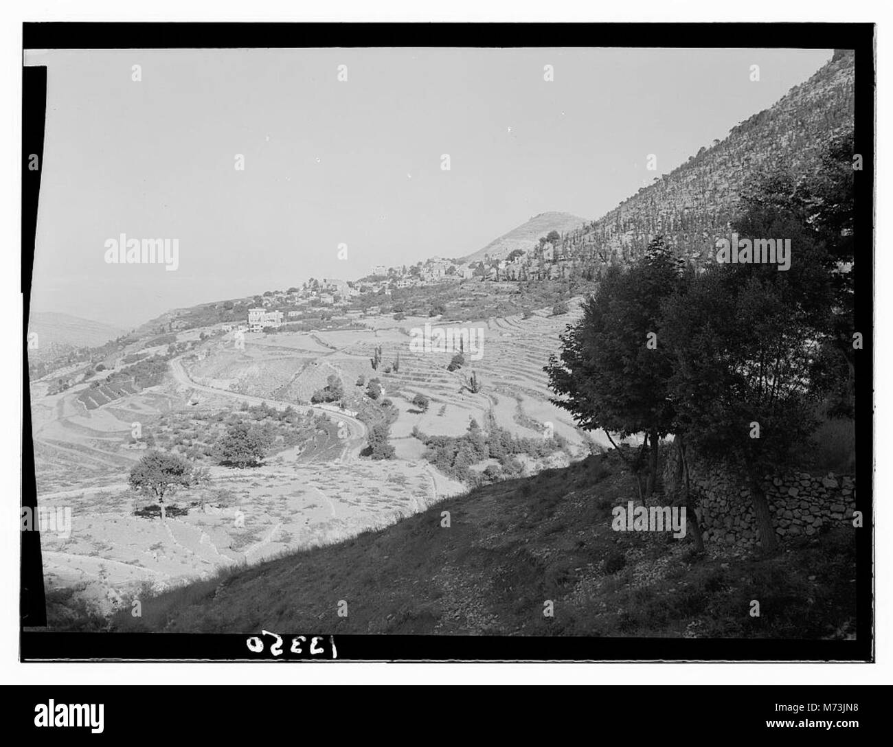 Une vue lointaine d’Ehdin, prise depuis Cedar Road, offrant une perspective panoramique sur les environs de la ville et le paysage. L’image montre la position de la ville par rapport à son environnement naturel. Banque D'Images