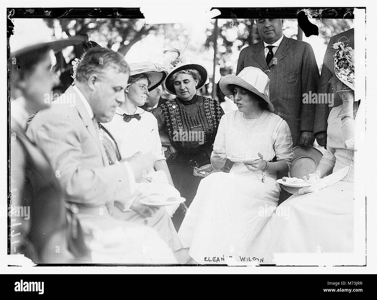 Une photographie d'Eleanor Wilson, fille du président Woodrow Wilson, aux côtés de sa sœur Jessie et d'autres. Cette image met en lumière la vie familiale d'une importante famille politique américaine au début du XXe siècle. Banque D'Images