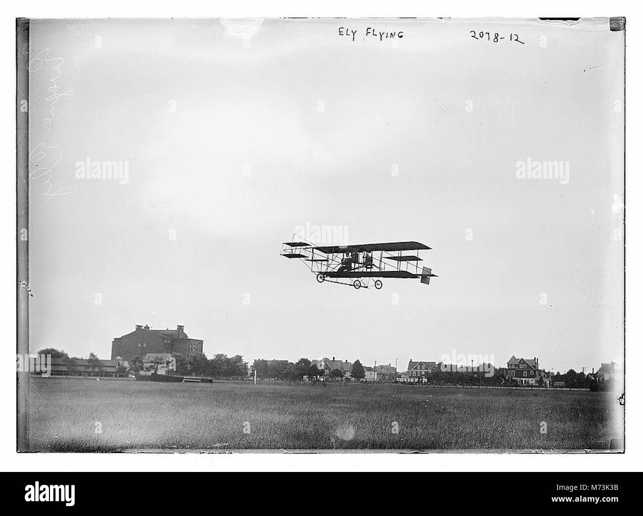 Une photographie d'Ely en vol, capturant un moment important de l'histoire de l'aviation. L'image met en vedette Ely, aviateur pionnier, lors de son vol, un événement clé dans les débuts du développement de l'aviation. Banque D'Images