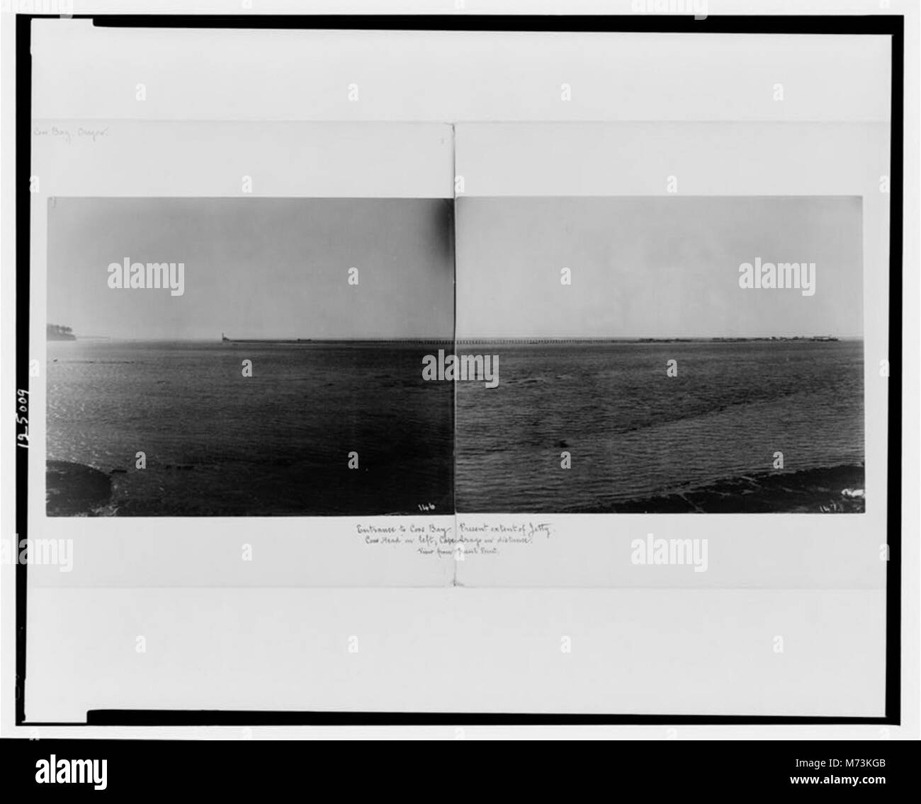 Cette photographie capture l'entrée de Coos Bay, Oregon, montrant la jetée, Coos Head sur la gauche, et Cape Arago au loin. La vue panoramique souligne la beauté naturelle et la géographie côtière de la région. Banque D'Images