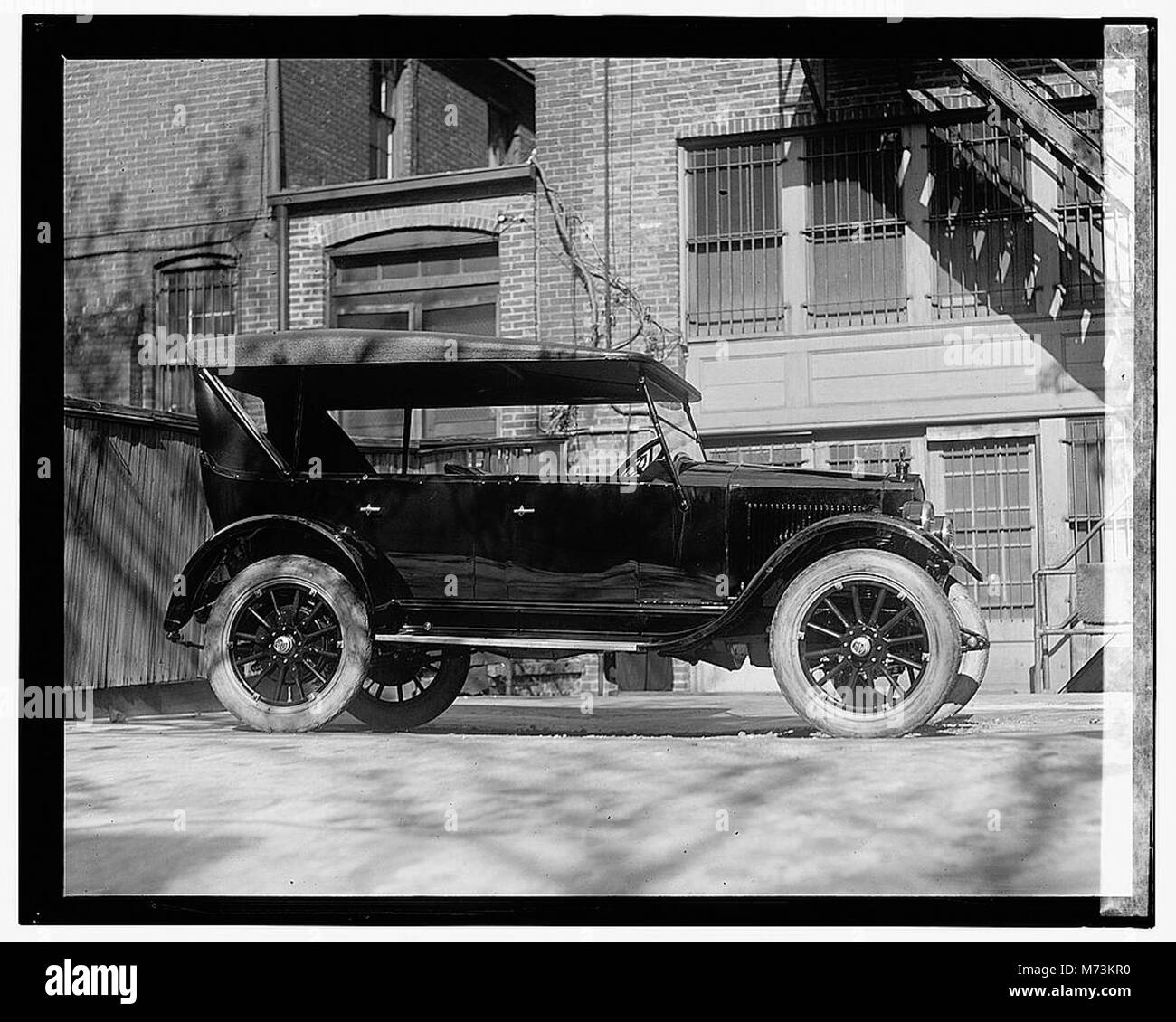 Une image présentant l'Essex Touring, une automobile d'une époque révolue. Ce véhicule fait partie de l'histoire automobile, reflétant la conception et l'innovation du début du XXe siècle dans l'industrie automobile. Banque D'Images