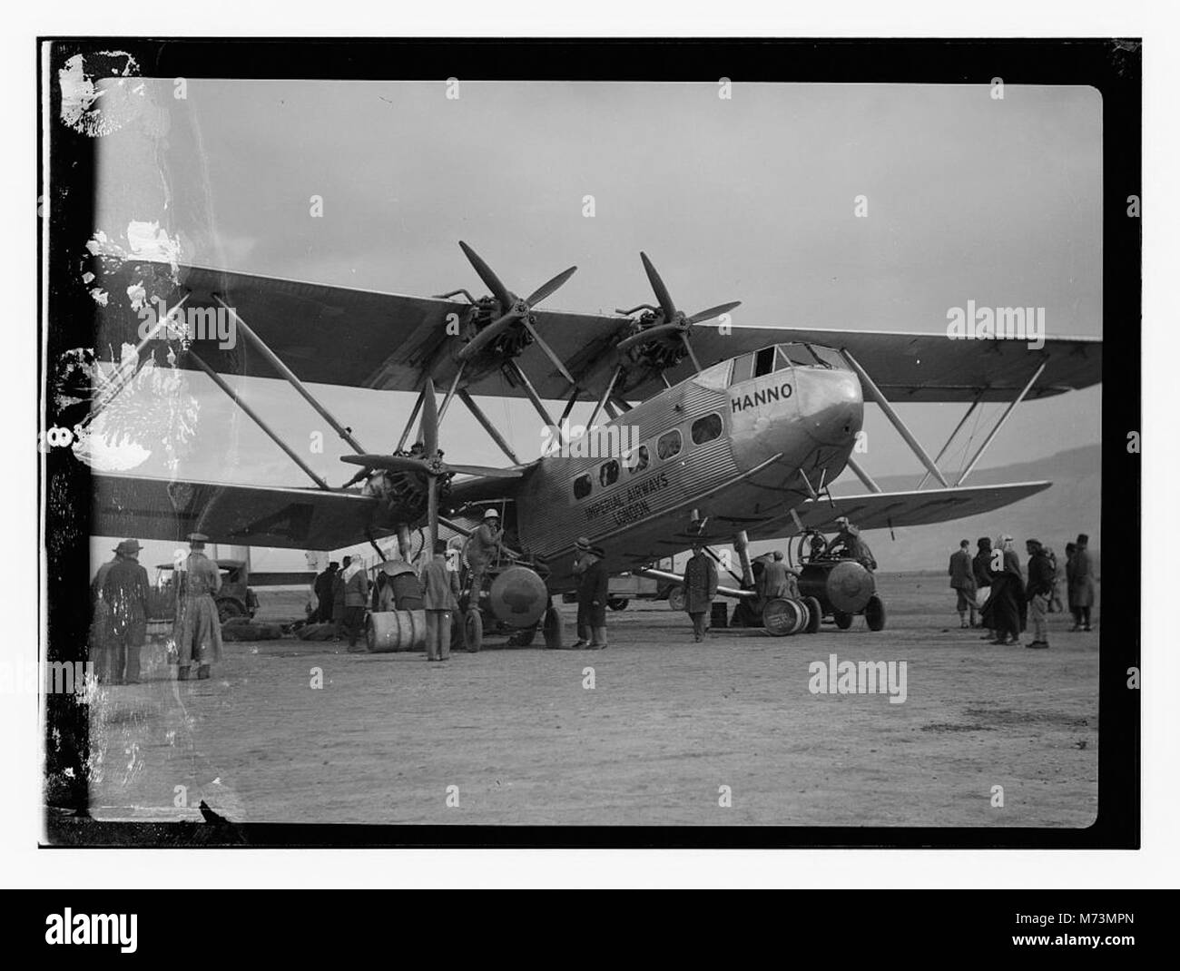 Une photographie de l'avion 'Hanno' d'Imperial Airways à Gaza vers 1935, montrant les premiers jours de l'aviation commerciale dans la région. Banque D'Images
