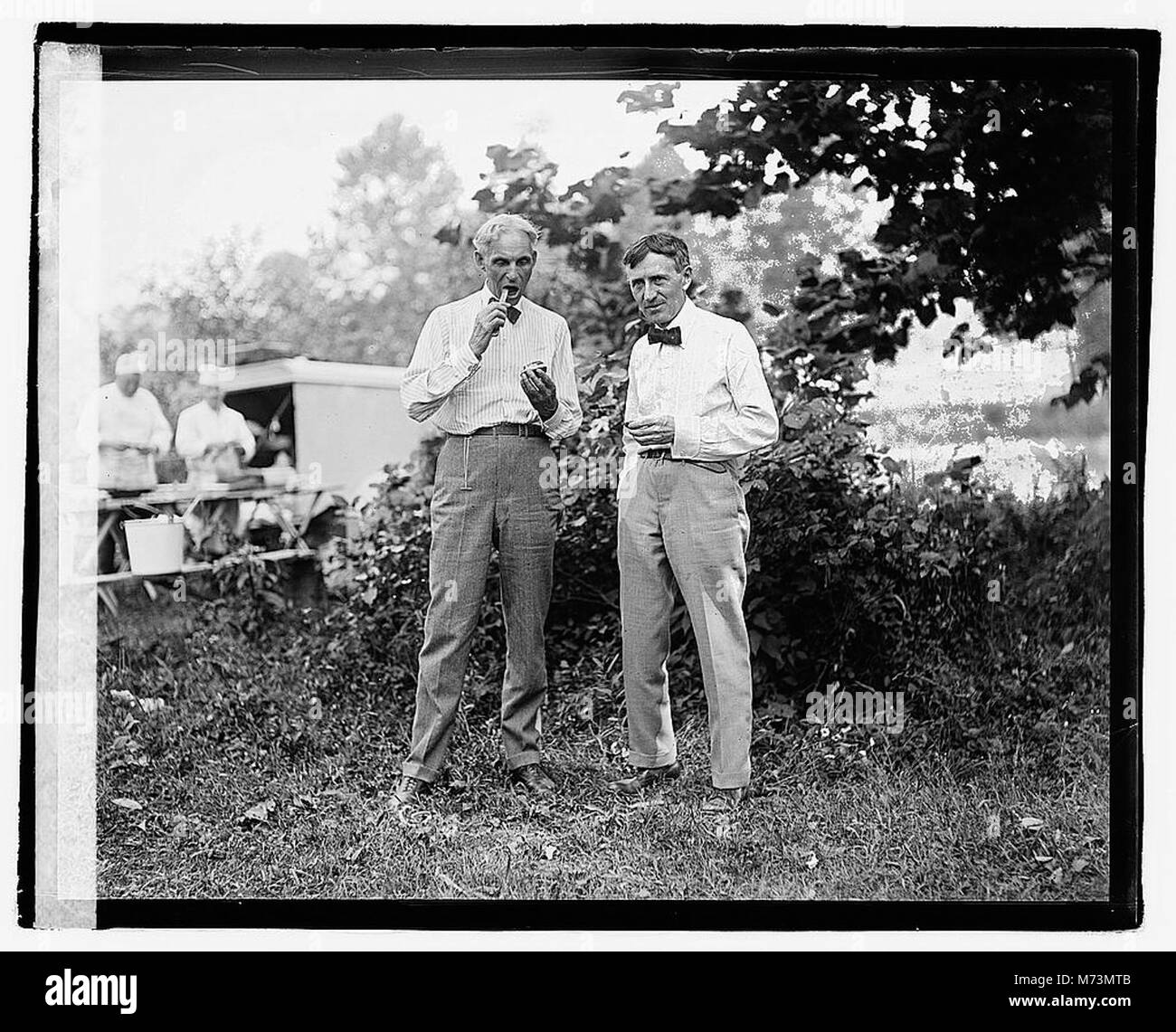Cette image capture Henry Ford et Harvey Firestone, deux industriels influents, lors de leur rencontre, soulignant leur lien avec l’industrie automobile américaine. Banque D'Images