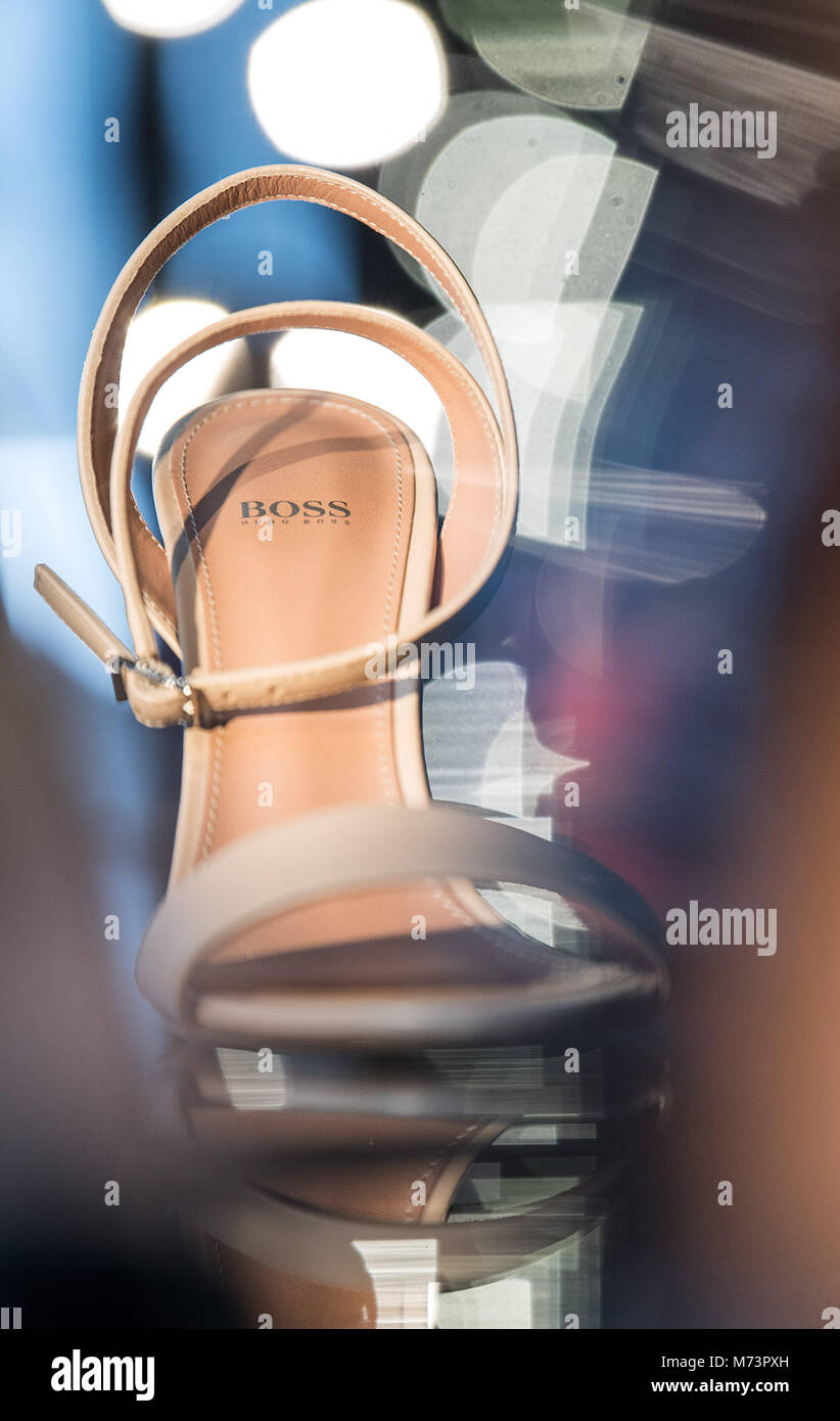 Metzingen, Allemagne. 05Th Mar, 2018. 08 mars 2018, Allemagne, Berlin : Une chaussure femmes# s de la marque Hugo Boss a présenté au cours d'une conférence de presse du bilan annuel pour l'année 2017. Crédit : Sébastien Gollnow/dpa/Alamy Live News Banque D'Images
