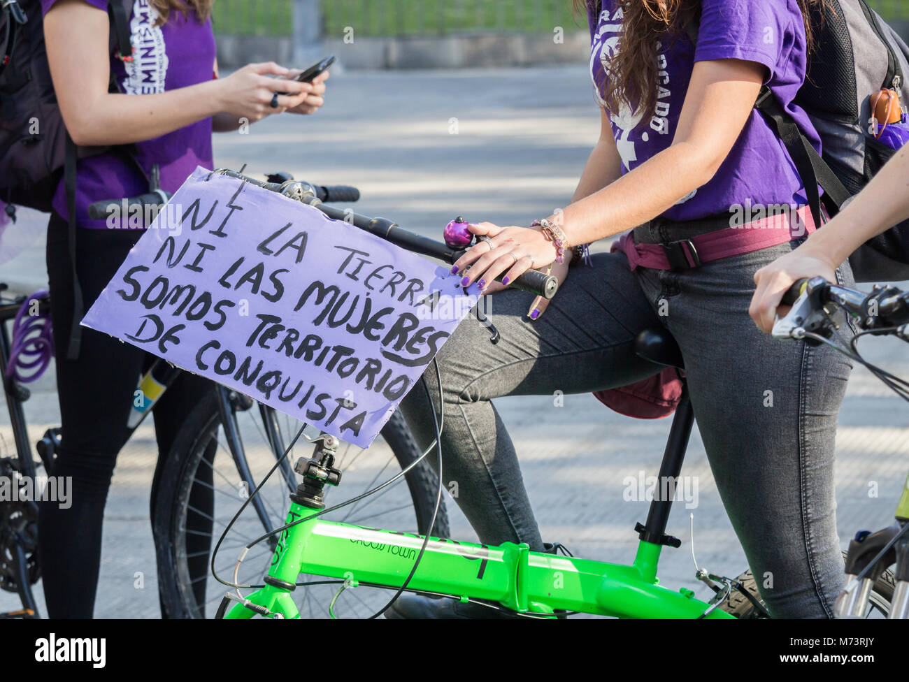 Las Palmas, Gran Canaria, Îles Canaries, Espagne. 8 mars, 2018. Les femmes descendent dans les rues en vélo sur la Journée internationale des femmes à Las Palmas, la capitale de Gran Canaria. Sur la photo : Placard attaché à vélo femme dit 'ni la tierra ni las mujeres somos territorio de conquista' ( ni la terre ou les femmes sont les territoires de conquête ). Credit : ALAN DAWSON/Alamy Live News Banque D'Images