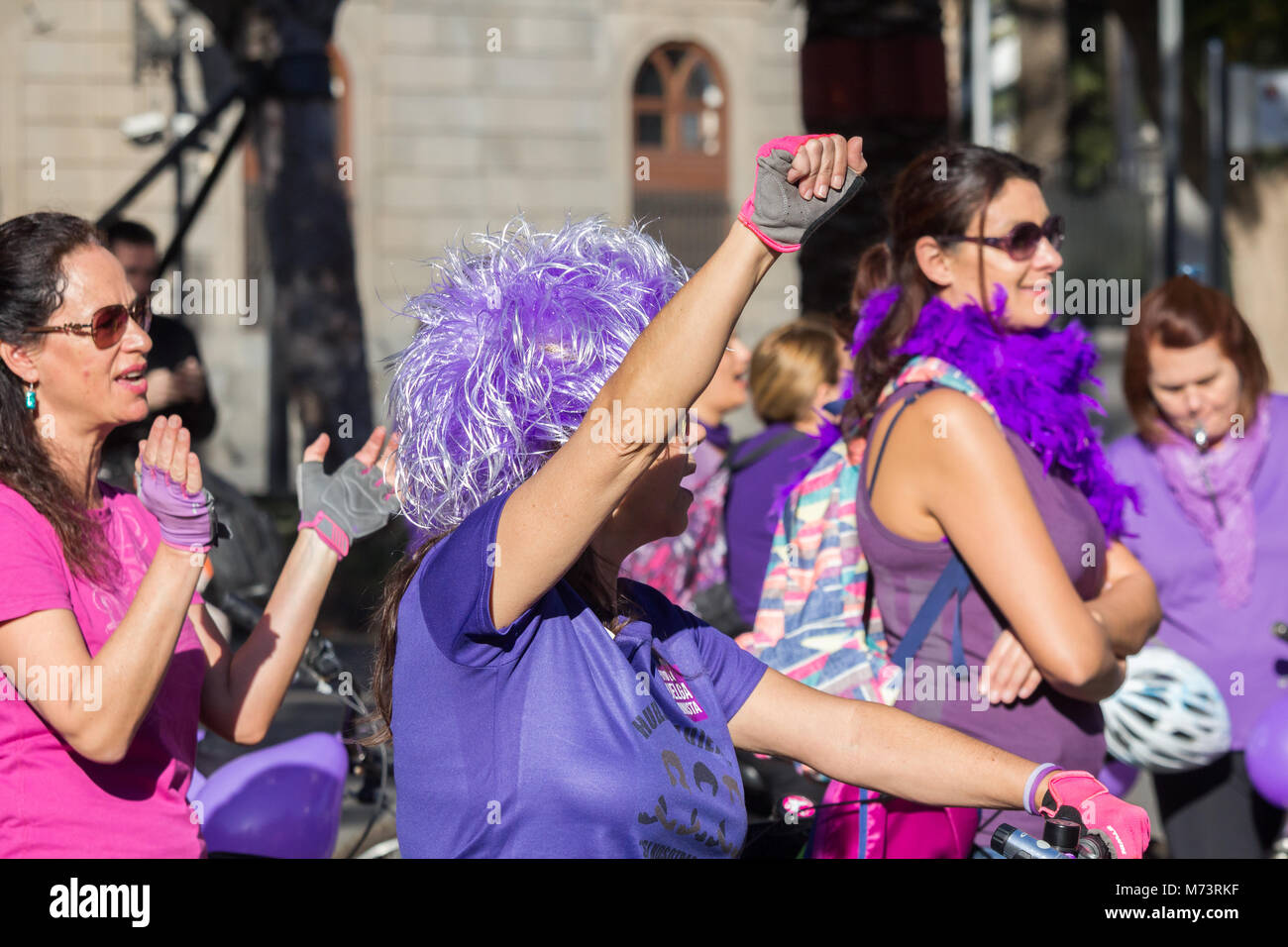 Las Palmas, Gran Canaria, Îles Canaries, Espagne. 8 mars, 2018. Les femmes descendent dans les rues en vélo sur la Journée internationale des femmes à Las Palmas, la capitale de Gran Canaria. Credit : ALAN DAWSON/Alamy Live News Banque D'Images