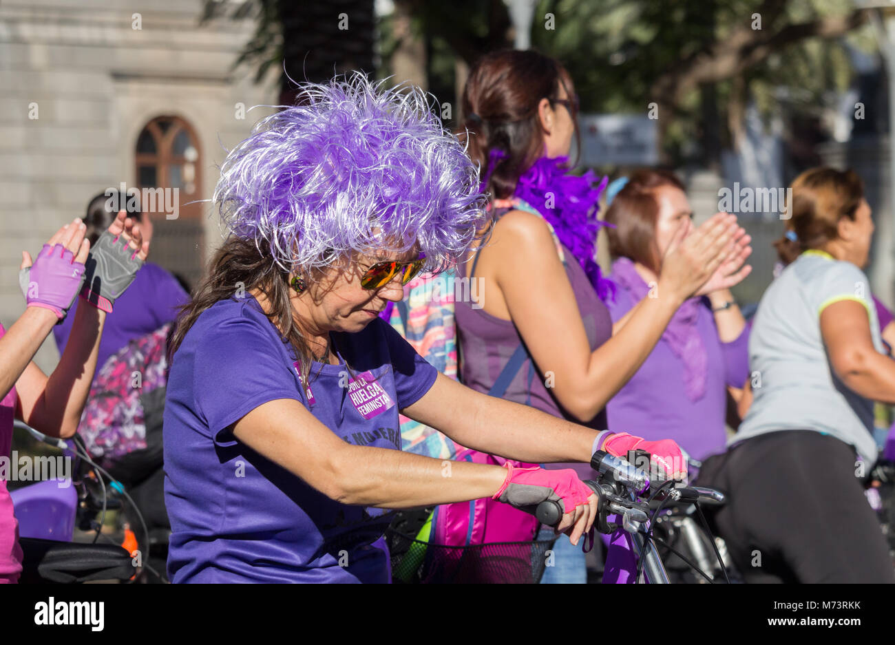 Las Palmas, Gran Canaria, Îles Canaries, Espagne. 8 mars, 2018. Les femmes descendent dans les rues en vélo sur la Journée internationale des femmes à Las Palmas, la capitale de Gran Canaria. Credit : ALAN DAWSON/Alamy Live News Banque D'Images