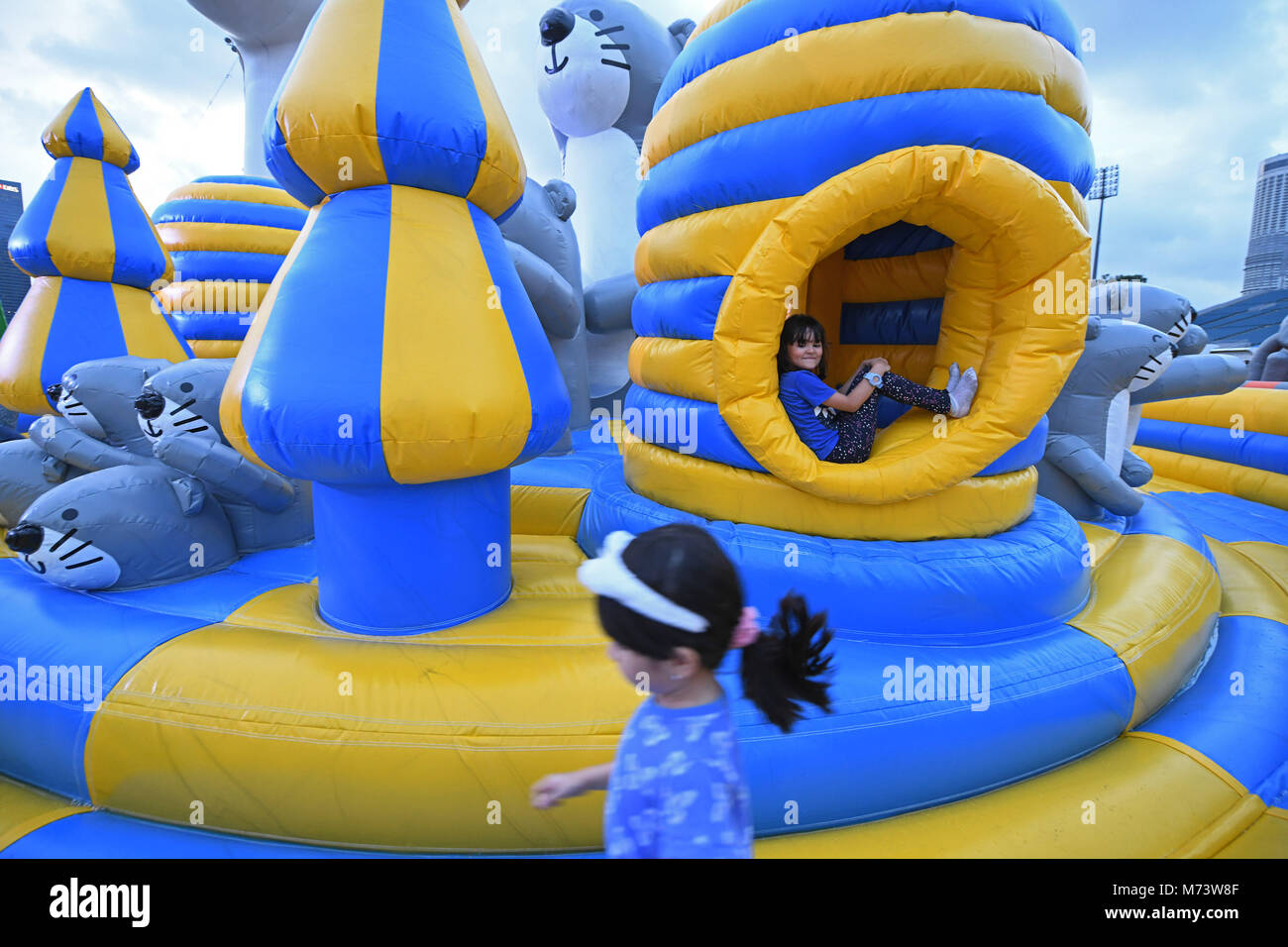 Singapour. Mar 8, 2018. Les enfants jouent dans le parc gonflable 'Art-Zoo » au cours de la prévisualisation des médias organisé à Singapour Marina Bay du flotteur en le 8 mars 2018. 'Art-Zoo' aura lieu à le flotteur à Marina Bay du 9 mars au 1 avril. Credit : Puis Chih Wey/Xinhua/Alamy Live News Banque D'Images