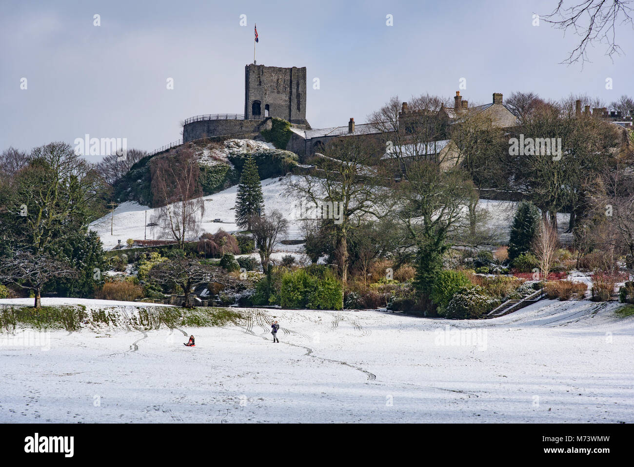 Clitheroe, Lancashire, Royaume-Uni. 8 mars 2018. Château de Clitheroe dans la neige qui a frappé de nouveau à Clitheroe, Lancashire. Crédit : John Eveson/Alamy Live News Banque D'Images