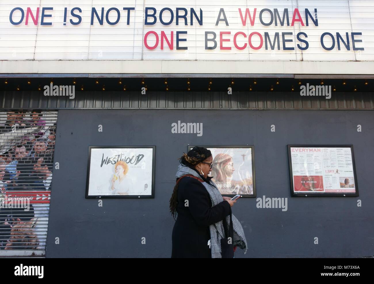 Islington, Londres, Royaume-Uni. 8 mars, 2018. Sur l'écran cinéma vert dans le nord de Londres célèbre la Journée internationale de la femme avec slogan frappant sur son crédit : Jeffrey Blackler billboard/Alamy Live News Banque D'Images